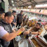 Pengecekan isi kemasan Minyakita yang dijual di pasar oleh Satgas Pangan Jambi