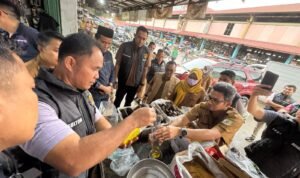 Pengecekan isi kemasan Minyakita yang dijual di pasar oleh Satgas Pangan Jambi