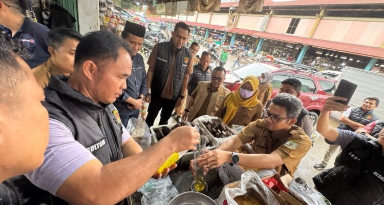 Pengecekan isi kemasan Minyakita yang dijual di pasar oleh Satgas Pangan Jambi