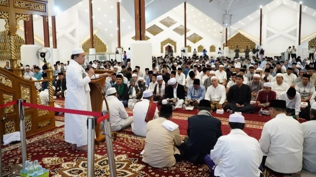 Gubernur Jambi Al Haris usai sholat subuh berjamaah di Masjid Raya Tsamaratul Insan